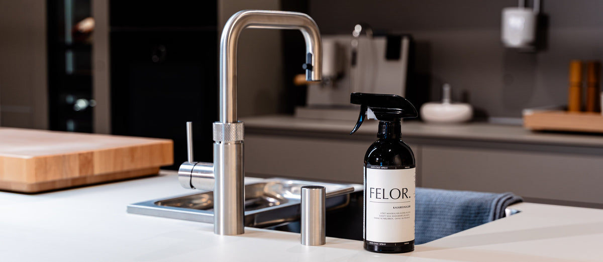 FELOR Kalkreiniger Sprühflasche 500 ml an einer Küchenspüle mit Edelstahlarmatur